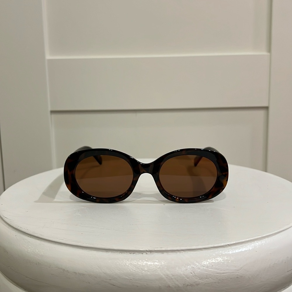 Round oval tortoise shell sunglasses